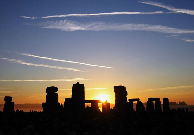 1024px-Summer_Solstice_Sunrise_over_Stonehenge_2005